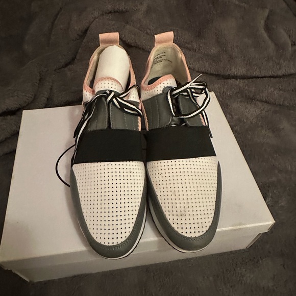 Steve Madden Sneakers - Picture 3 of 4